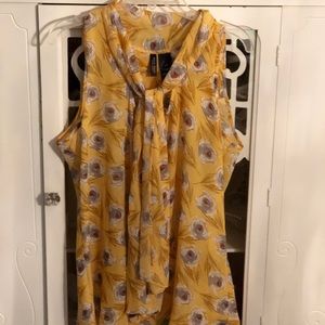 Bisou Bisou floral top. Size Large.